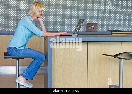 Ältere Frau mit laptop Stockfoto