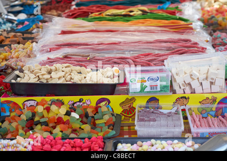 Auswahl an Süßigkeiten in süßen kiosk Stall Stockfoto