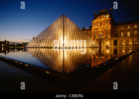 Paris. Frankreich. Glaspyramide des Louvre & I M Pei, Cour Napoleon. Stockfoto