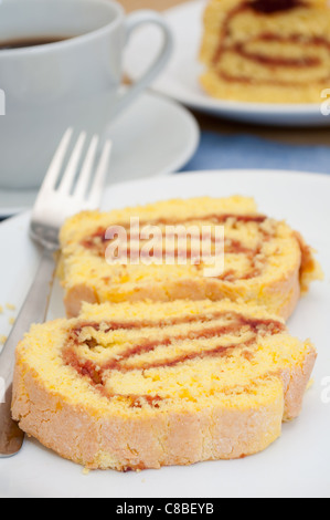 Schweizer Schwamm Brötchen mit Marmelade und Kaffee am Tisch Stockfoto