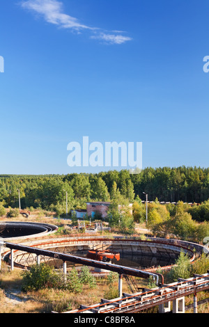 Wasser-Abwasser-Station. Wasser-recycling und Behandlung in den Tank durch biologische Organismen. Sommertag Stockfoto