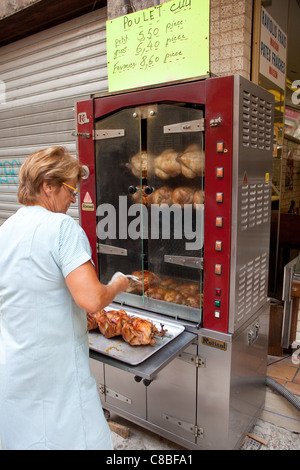 Hühner, Rösten auf Spieße, ROTISSERIEN für Verkauf auf dem Marktplatz Toulon Frankreich Stockfoto