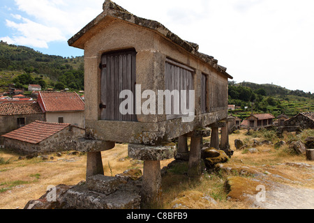 Stein-Getreidespeicher (Spalieren) bei Lindoso, Minho, Portugal. Stockfoto