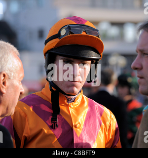 NICK SCHOFIELD JOCKEY CHELTENHAM RACECOURSE CHELTENHAM ENGLAND 15. Oktober 2011 Stockfoto