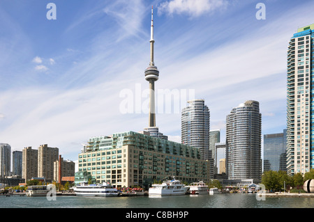 Toronto Skyline mit Blick auf den CN Tower und das Hochhaus Eigentumswohnungen Stockfoto