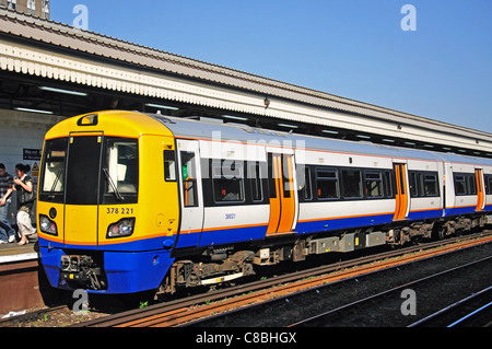 U-Bahn auf Plattform am Bahnhof Clapham Junction, Battersea, London Borough of Wandsworth, London, England, UK Stockfoto