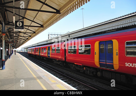 Trainieren Sie auf Plattform am Bahnhof Clapham Junction, Battersea, London Borough of Wandsworth, London, England, Vereinigtes Königreich Stockfoto