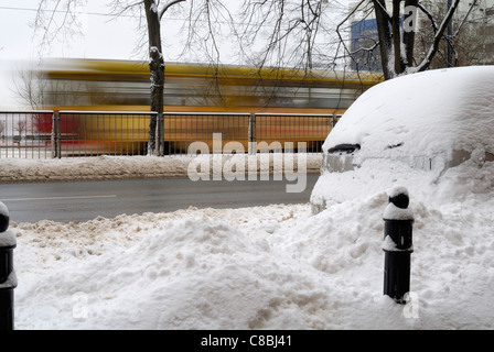Verschwommene Straßenbahn im Hintergrund eine winterliche Szene in Warschau, Polen. Stockfoto