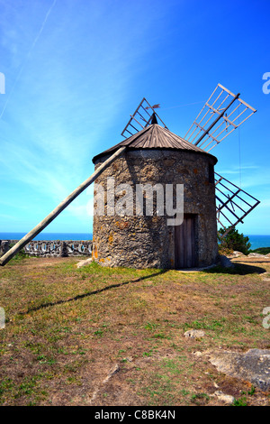 Alte Windmühle an der Küste Stockfoto