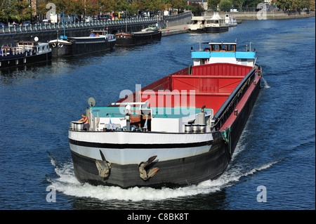 Leere Binnenschiff / Kanal Schiff auf der Maas in Namur, Belgien Stockfoto