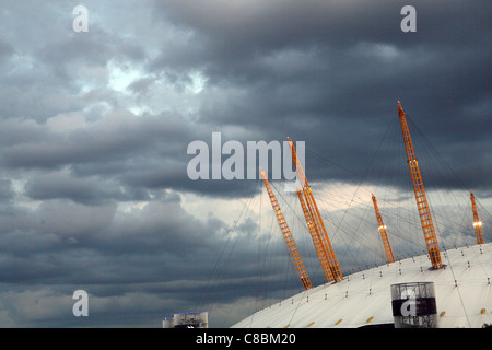 O2 Arena, formal Millennium Dome, äußere Dach Detail mit dramatischen bewölkten Abendhimmel, Greenwich, London, UK Stockfoto