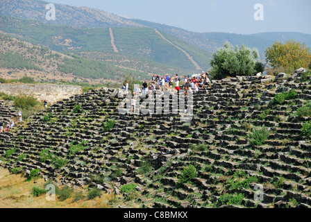 AFRODISIAS, TÜRKEI. Eine Reisegruppe besucht das römische Stadion. 2011. Stockfoto