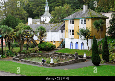 Ein Mann sitzt auf einer Mauer Portmeirion Dorf Resort Gwynedd Nord wales uk Stockfoto