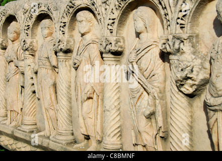 AFRODISIAS, TÜRKEI. Aufwendig geschnitzte Figuren auf eine byzantinische Steinsarkophag. 2011. Stockfoto