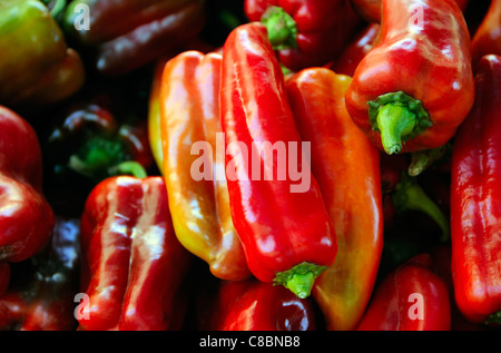 PAPRIKA VERSCHIEDENE FARBEN FARBEN IM SPANISCHEN MARKT SPANIEN ESPANA Stockfoto