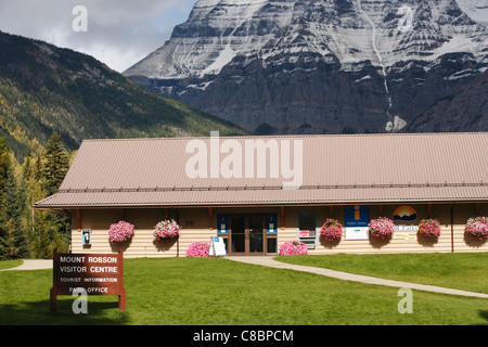 Mount Robson Besucherzentrum mit Mt. Robson im Hintergrund-Mount Robson Provincial Park, Britisch-Kolumbien, Kanada. Stockfoto