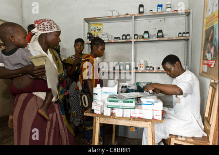 Apotheker spendet Anti-retrovirale Medikamente zu einem HIV/AIDS-Patienten in Quelimane Mosambik Stockfoto