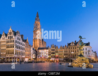 Die Grote Mark (Hauptplatz) und Brabo-Brunnen in der Nacht mit Onze-Lieve-Vrouwekathedraal (Kathedrale) hinter, Antwerpen, Belgien Stockfoto