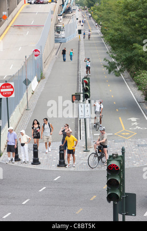 Fußgänger, Radfahrer und Läufer nutzen die Pfade und Radwege auf einen Abschnitt des Hudson River Greenway nördlich von West 46th Street in New York City. Stockfoto