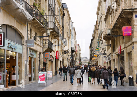 Geschäfte auf der Rue Ste Catherine in der Stadt Zentrum, Quartier St-Pierre, Bordeaux, Aquitanien, Frankreich Stockfoto