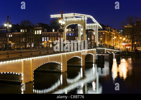 Die Magere Brug bei Nacht, Fluss Amstel, Amsterdam, Niederlande Stockfoto