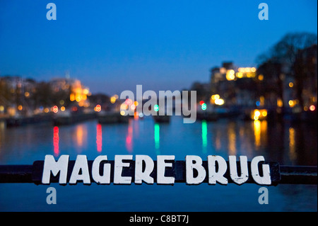 Melden Sie sich auf die Magere Brug bei Nacht, Fluss Amstel, Amsterdam, Niederlande Stockfoto