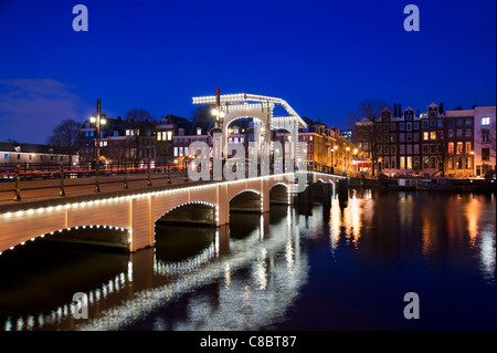 Die Magere Brug bei Nacht, Fluss Amstel, Amsterdam, Niederlande Stockfoto