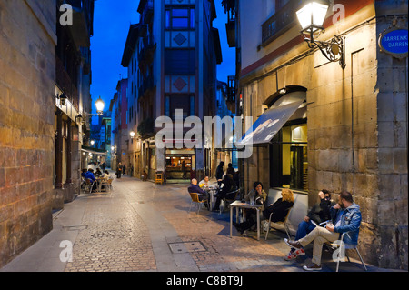 Bars in einem engen in der historischen Altstadt (Casco Viejo), Bilbao Bizkaia, Baskenland, Spanien Stockfoto