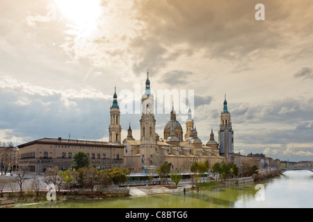 Blick auf die Basilika Nuestra Senora del Pilar von der Puente de Piedra auf dem Fluss Ebro, Zaragoza, Aragon, Spanien Stockfoto