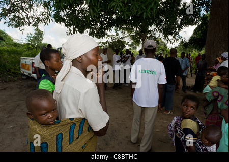 Mutter und Kind beide HIV/AIDS-Patienten, die gerade einer öffentliche HIV/AIDS-Aufklärungskampagne in Quelimane Mosambik Stockfoto