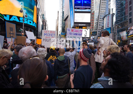 Tausende von Occupy Wall Street Demonstranten mit Schildern in Times Square New York City am 15. Oktober 2011 Stockfoto