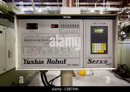 Ein Yushin Roboter Servo Control Panel in einem Kunststoff-Formteil Injektion Werk in Hudson, Colorado, USA. Stockfoto