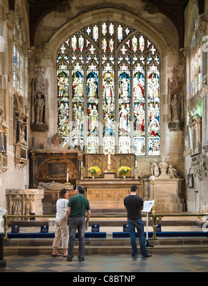 Urlauber, die am Grab von William Shakespeare im Chor der Kirche der Hl. Dreifaltigkeit, Stratford Warwickshire, UK Stockfoto