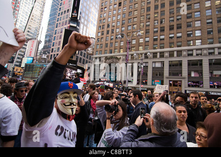Mann trägt Guy Fawkes Maske an einen Occupy Wall Street Protestmarsch in Times Square in New York City.  15. Oktober 2011 Stockfoto