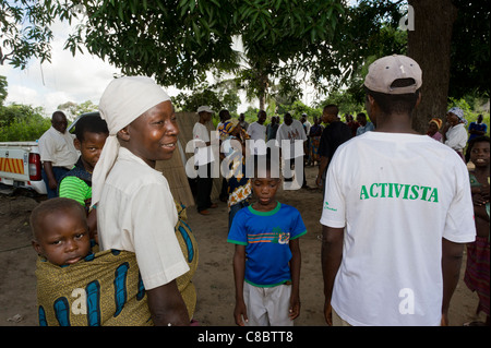 Mutter und Kind beide HIV/AIDS-Patienten, die gerade einer öffentliche HIV/AIDS-Aufklärungskampagne in Quelimane Mosambik Stockfoto