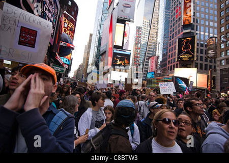 Tausende von Occupy Wall Street Demonstranten marschieren in Times Square New York City am 15. Oktober 2011 Stockfoto