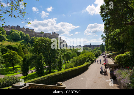 Blick über Princes Gardens mit dem Schloss auf dem Hügel in Ferne, Edinburgh, Schottland, Großbritannien Stockfoto