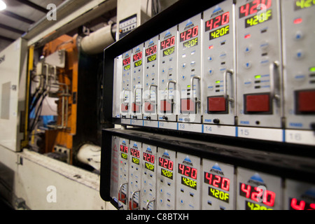 Ein Athena Temperatur Control Panel bei einer Plastics molding Injektion Werk in Hudson, Colorado, USA. Stockfoto