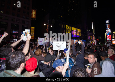 Tausende von Occupy Wall Street Demonstranten mit Schildern in der Nacht in New York City Times Square am 15. Oktober 2011 Stockfoto