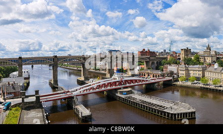 Blick Richtung Stadtzentrum von Tyne Bridge mit Swing Bridge & High Level Bridge im Vordergrund, Newcastle Upon Tyne, Großbritannien Stockfoto