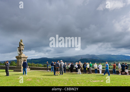 Touristen unter der Statue von Robert the Bruce außerhalb Stirling Castle, Stirling, Schottland, UK Stockfoto
