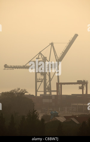 Ein Kran auf der Rocha Conde de Óbidos dockt in Lissabon, Portugal. Stockfoto