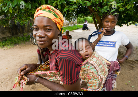 HIV/Aids Cilnic Mutter mit Kind warten vor einer Apotheke in Quelimane Mosambik Stockfoto