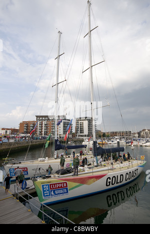 Die Clipper rund um die Welt Rennen Yachten vor Anker im Ocean Village Marina, Southampton, Hampshire, England, UK Stockfoto