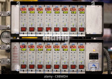 Ein Athena Temperatur Control Panel bei einer Plastics molding Injektion Werk in Hudson, Colorado, USA. Stockfoto