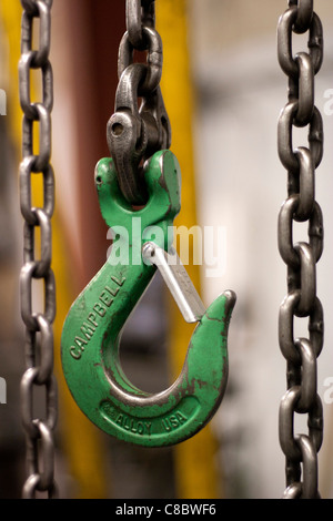 Ein Haken am Ende einer Kette an einem Flaschenzug befestigt. Stockfoto