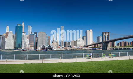 Skyline von Lower Manhattan und Brooklyn Bridge aus Brooklyn Bridge Park Stockfoto
