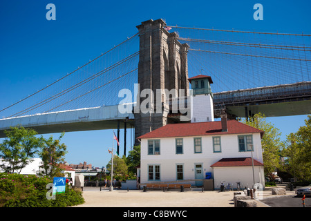 Brooklyn Ice Cream Factory unter der Brooklyn Bridge Stockfoto