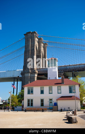 Brooklyn Ice Cream Factory unter der Brooklyn Bridge Stockfoto