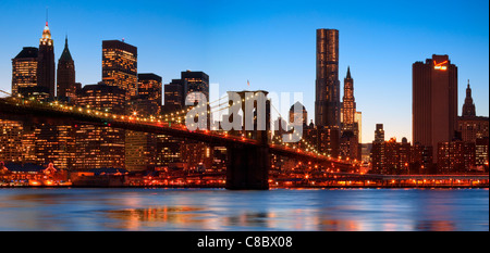 Brooklyn Bridge und der Innenstadt von Manhattan Skyline über den East River